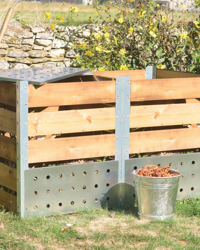 composteur grande capacité dans un jardin en acier et galvanisé et bois